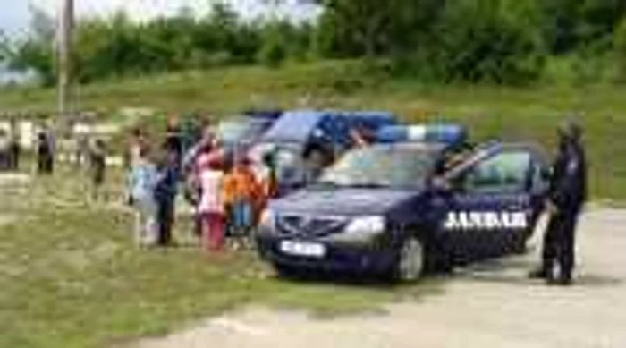 Jandarmii i-au purtat pe raniti pe brate (foto arhiva)