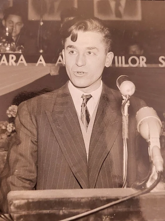 Ion Iliescu, discurs la începuturile carierei politice - foto din arhiva personală Ion Iliescu