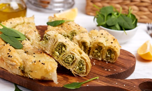 Placinta greceasca de spanac  Sursa foto shutterstock 1667917762 jpg