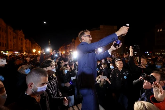 Dominic Samuel Fritz a sărbătorit în centrul orașului înconjurat de sute de timișoreni, după ce a fost ales primar
