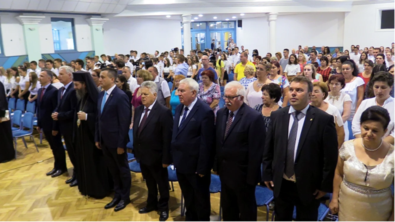 Deschidere de an şcolar la „Liceul românesc” din Jula. Evenimentul se desfăşoară în... limba maghiară.