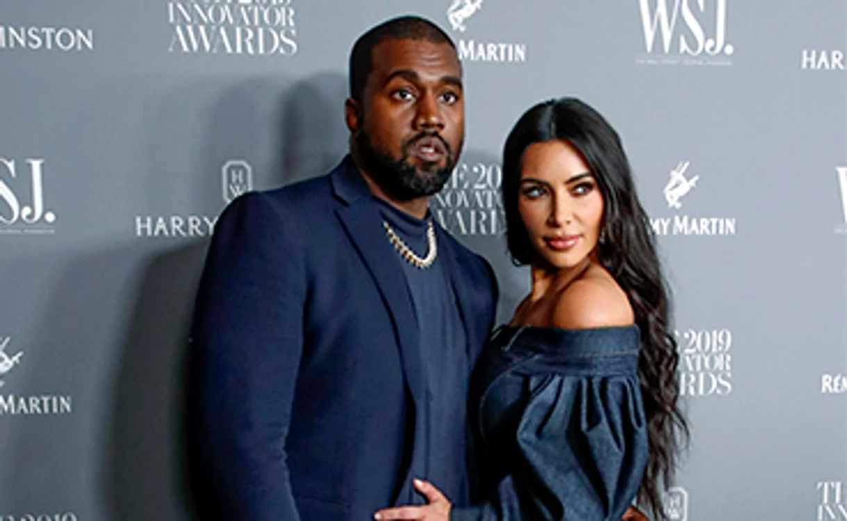 
    Kim, împreună cu Kanye şi cu cei patru copii ai lor, North (8 ani), Saint (5 ani), Chicago (3 ani) şi Psalm (2 ani)  