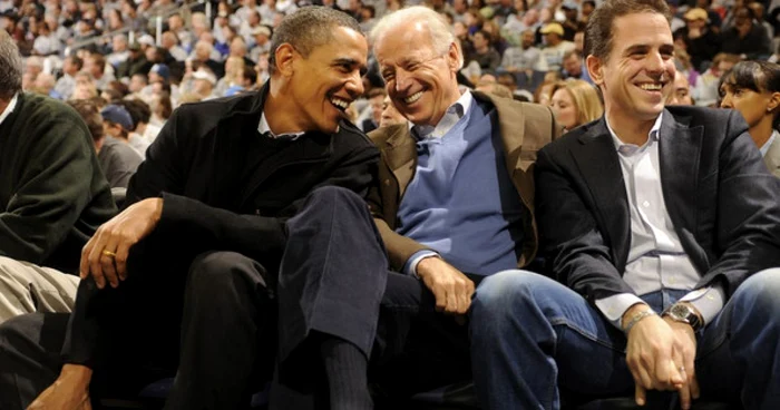 Hunter Biden (dreapta), alături de tatăl său şi preşedintele Barack Obama, la un meci de basket, în 2010. FOTO via „Pontiac Tribune”