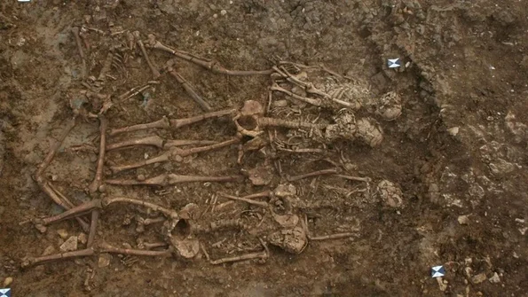 Rămășițe umane descoperite într-un cimitir medieval al criminalilor executați (© Network Archaeology)