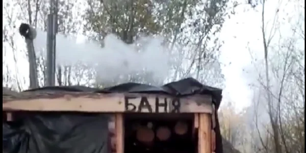 Soldații din Donbas și-au creat un refugiu călduros în tranșee FOTO Captură Twitter