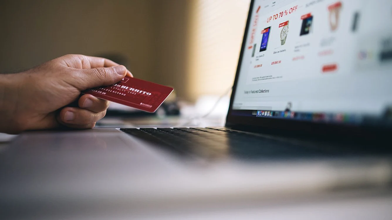 Cineva plătește online cu cardul