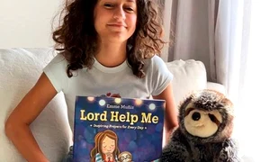 Emme, cu cartea pe care a lansat o recent jpeg