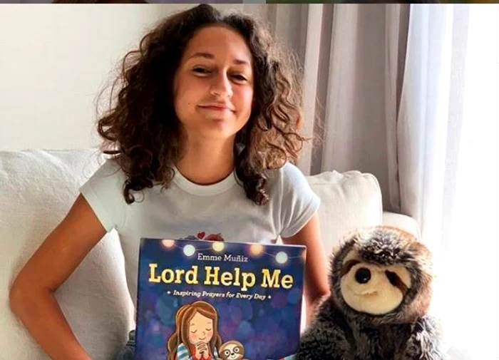 Emme, cu cartea pe care a lansat-o recent