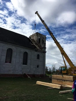 Biserica reformată de la Dumbrava (judeţul Timiş) a rămas fără turn FOTO Facebook/Czapp Istvan