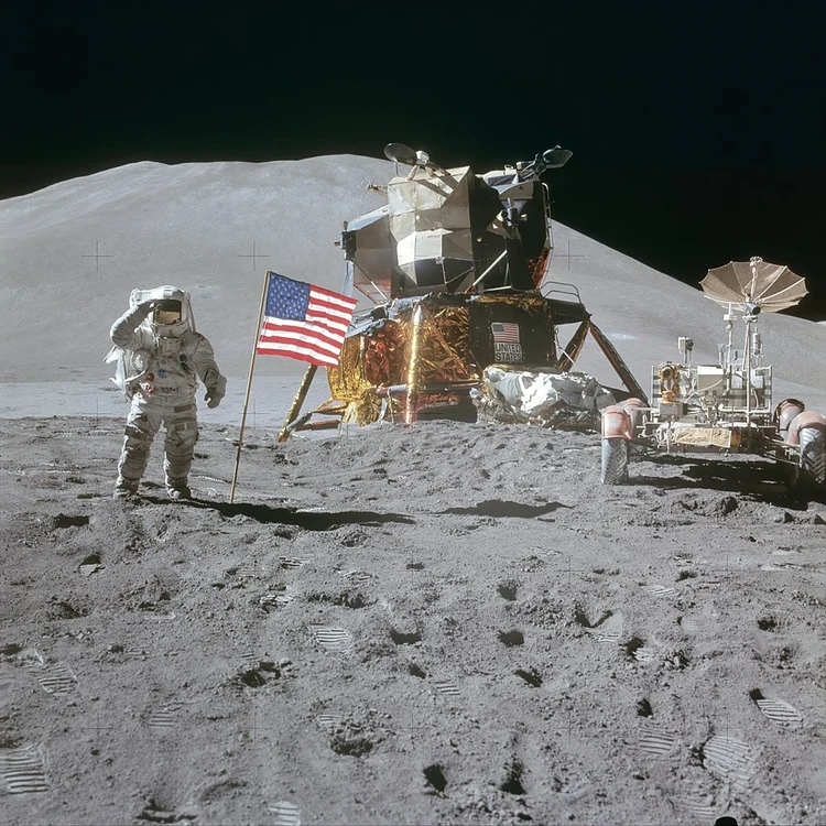 Astronautul James Irwin salută steagul american, pe suprafaţa Lunii. FOTO: NASA