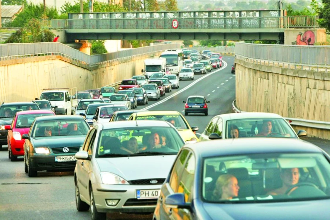 
    Trafic îngreunat la Cernavodă. Coloanele de maşini sunt supravegheate din elicopter  