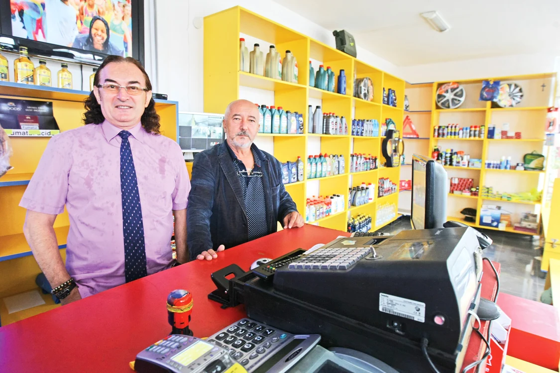 Alături de asociați,  Miron are grijă și de  magazinul din incintă 