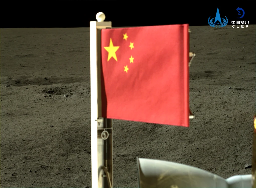 Robotul a plantat un drapel chinez pe fața întunecată a Lunii. Foto: profimedia