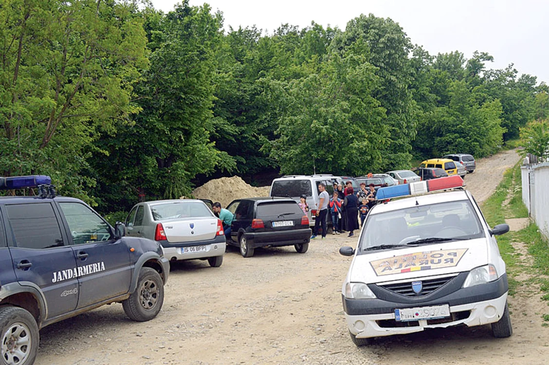 Maşinile pelerinilor sunt lăsate în parcarea amenajată de autorităţile locale