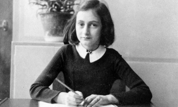 Anne Frank, în vârstă de 15 ani, a fost arestată în 1944 şi a murit în anul următor în lagărul de concentrare Bergen-Belsen.