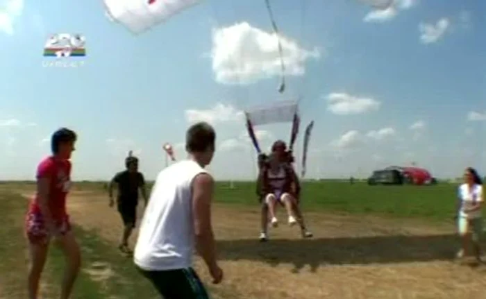 Jasmine a regretat că a sărit din avion (Foto: captură video Pro TV)