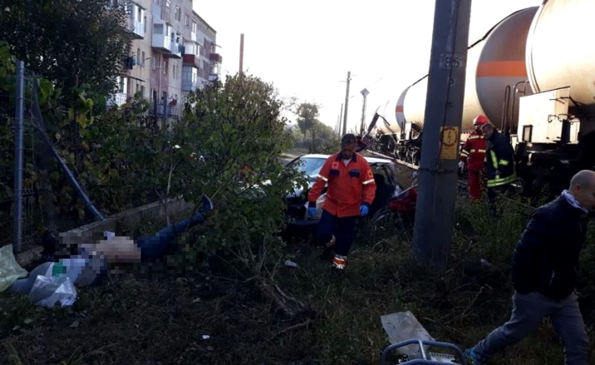 
    Trenul marfar a spulberat autorturismul în care se aflau patru oamenifoto: CFR Infrastructură  