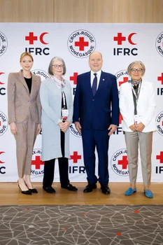 Prințesa Charlene de Monaco în haine prea largi. FOTO: Palatul Princiar