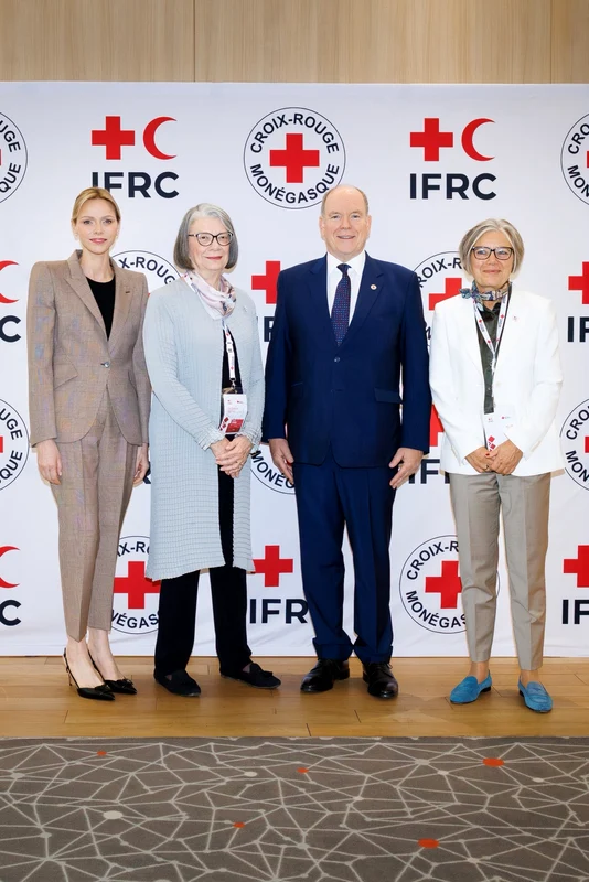 Prințesa Charlene de Monaco în haine prea largi. FOTO: Palatul Princiar