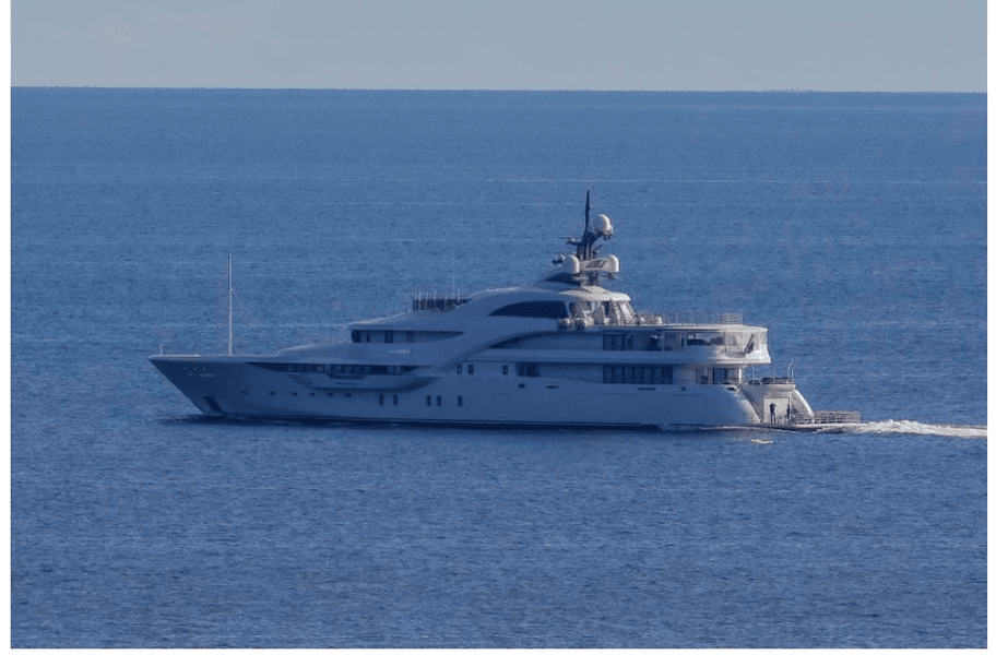 Super-iahtul lui Putin, observat în largul coastelor Estoniei, escortat de o navă a Gărzii de Coastă ruse. Cum a fost redenumită ambarcațiunea