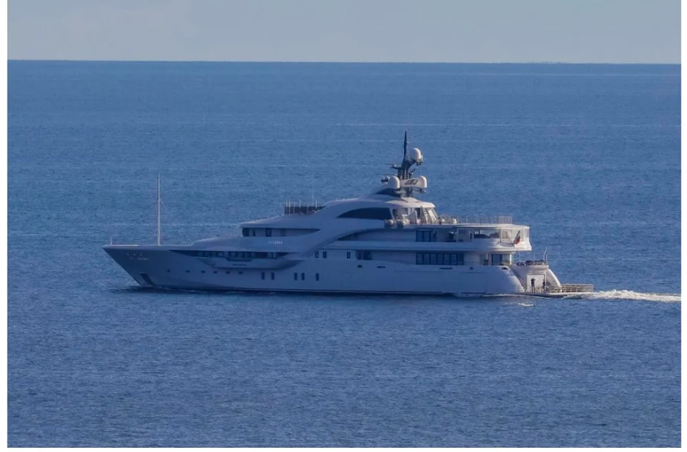Convoi misterios pe mare: super-iahtul lui Putin se „plimbă” prin Europa, escortat de un distrugător. Urmărit de paza de coastă germană și marina daneză
