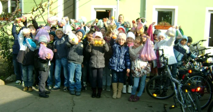 Copiii aflaţi în dificultate s-au bucurat de cadorurile primite FOTO Adevărul