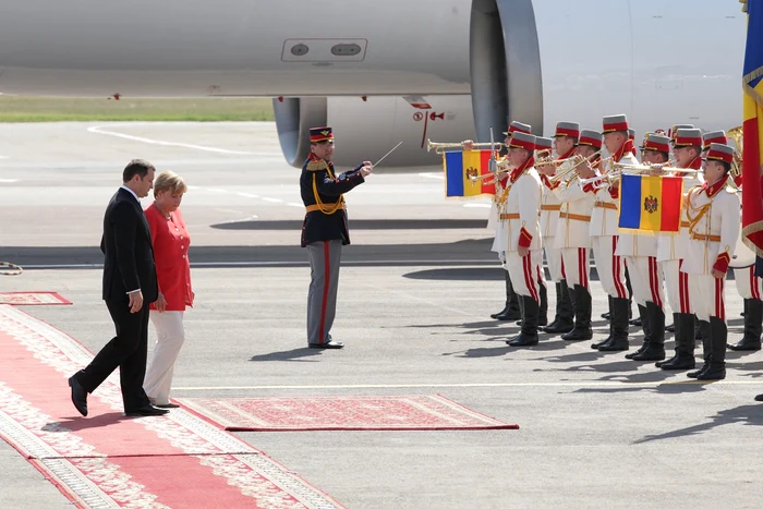 Angela Merkel a fost primită de premierul Vlad Filat pe aeroportul din Chișinău. Foto: Tudor Iovu