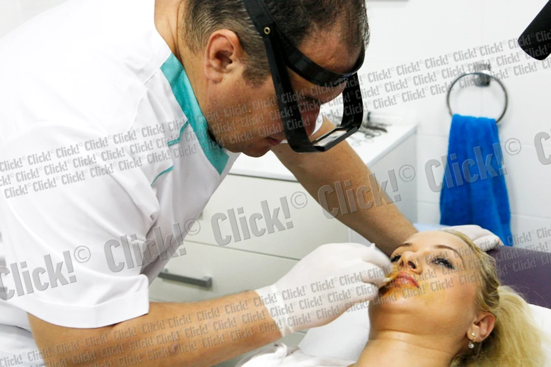 Simona Traşcă şi-a injectat botox în buze la clinica doctorului Marek Vâlcu. (Foto: Dan Bistriţeanu)