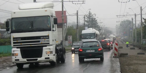 Circulaţia maşinilor care intră şi ies din oraş se face doar pe jumătate din carosabil