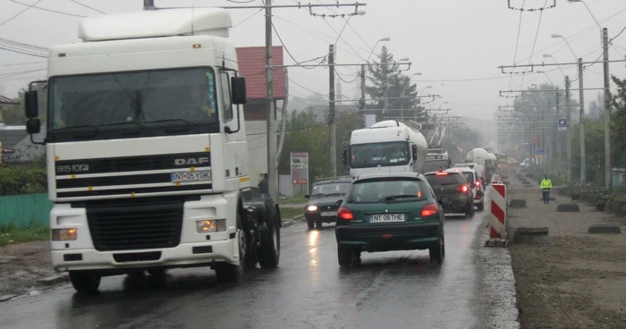 Circulaţia maşinilor care intră şi ies din oraş se face doar pe jumătate din carosabil