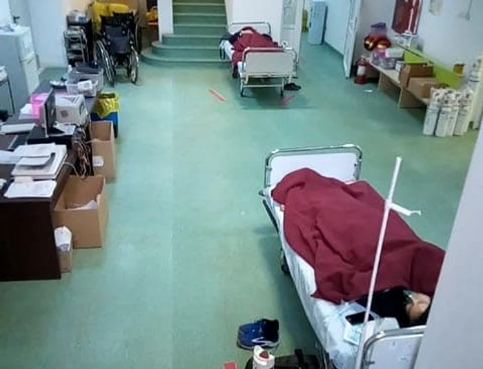 Pacienți COVID-19, în stare gravă, așteaptă un loc la ATI pe holurile Institutului ”Marius Nasta”FOTO: Facebook/ Institutul Marius Nasta
