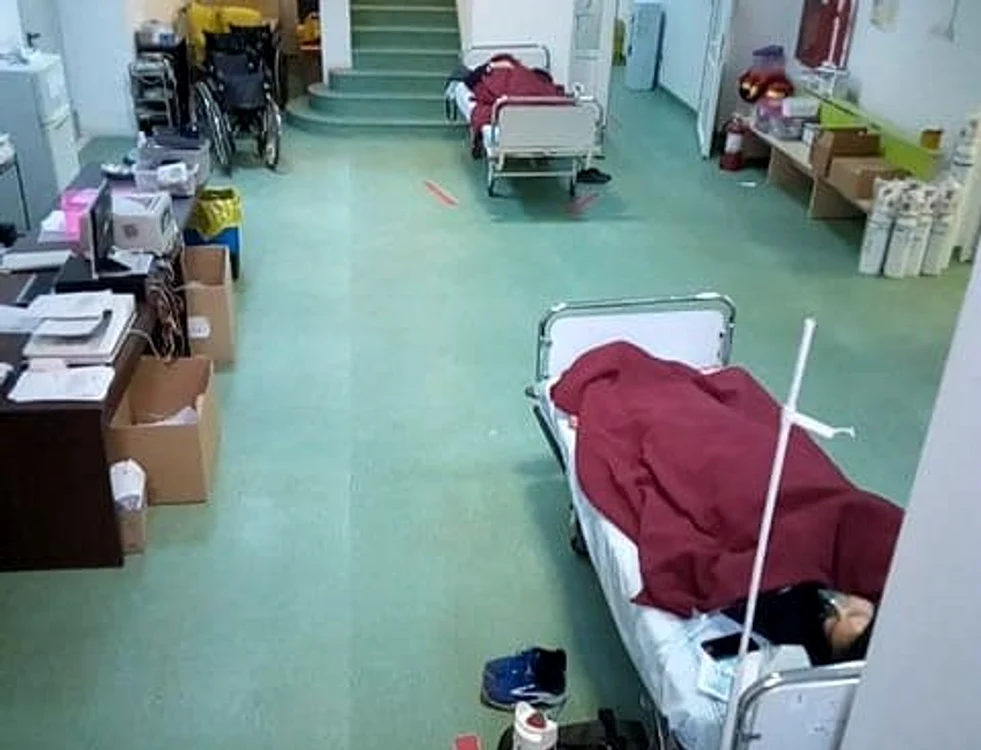 Pacienți COVID-19, în stare gravă, așteaptă un loc la ATI pe holurile Institutului ”Marius Nasta”FOTO: Facebook/ Institutul Marius Nasta