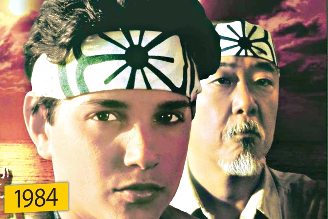 Afişul filmului Karate Kid, în spatele lui Daniel LaRusso, antrenorul Miyagyi, interpretat de “Pat” Morita (1932-2005)