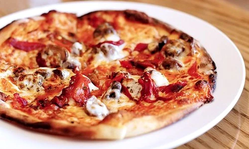 Pizza vegetariana cu trei branzeturi jpeg