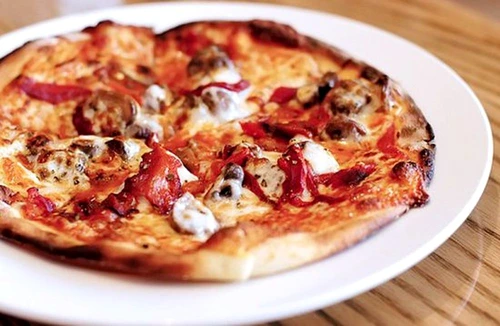 Pizza vegetariana cu trei branzeturi jpeg