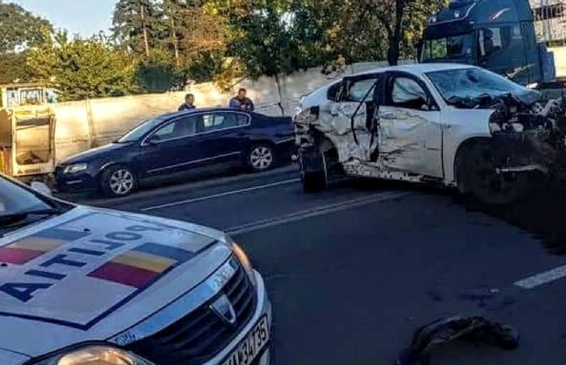 Maşina care a provocat accidentul s-a făcut praf FOTO Grupul Şoferilor din Galaţi