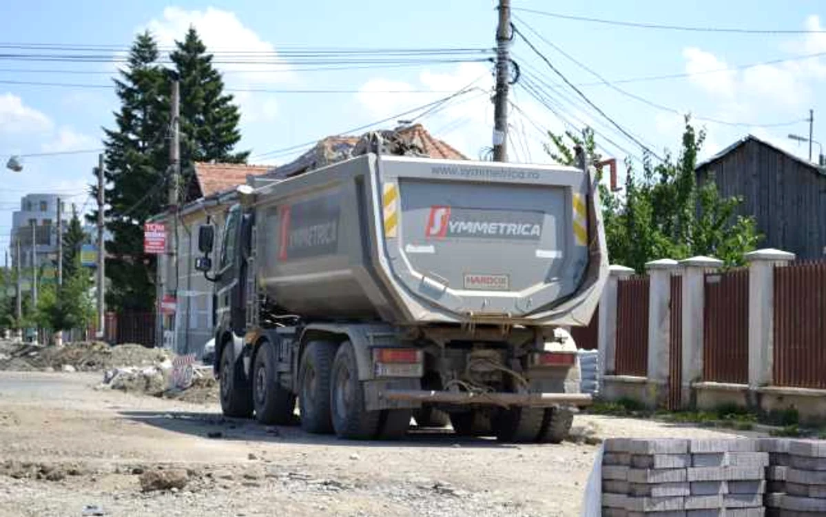 Pasajul rutier blochează circulaţia
