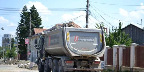 Pasajul rutier blochează circulaţia