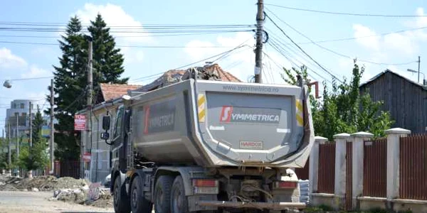 Pasajul rutier blochează circulaţia