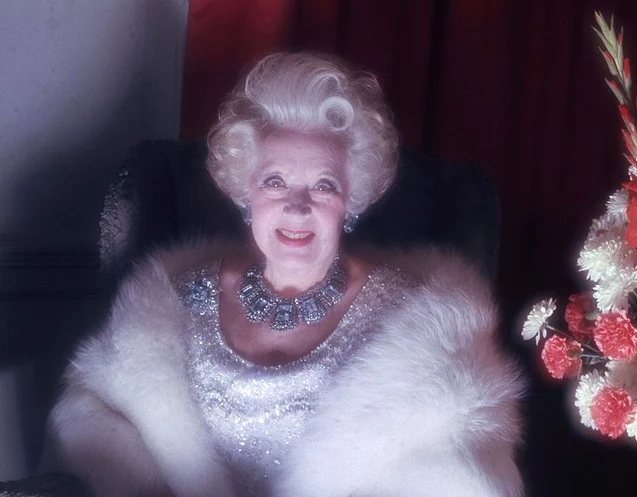 Barbara Cartland, bunica vitregă a prinţesei Diana FOTO: Wikipedia