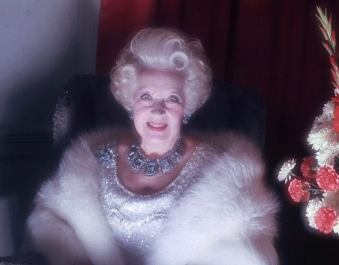 Barbara Cartland, bunica vitregă a prinţesei Diana FOTO: Wikipedia