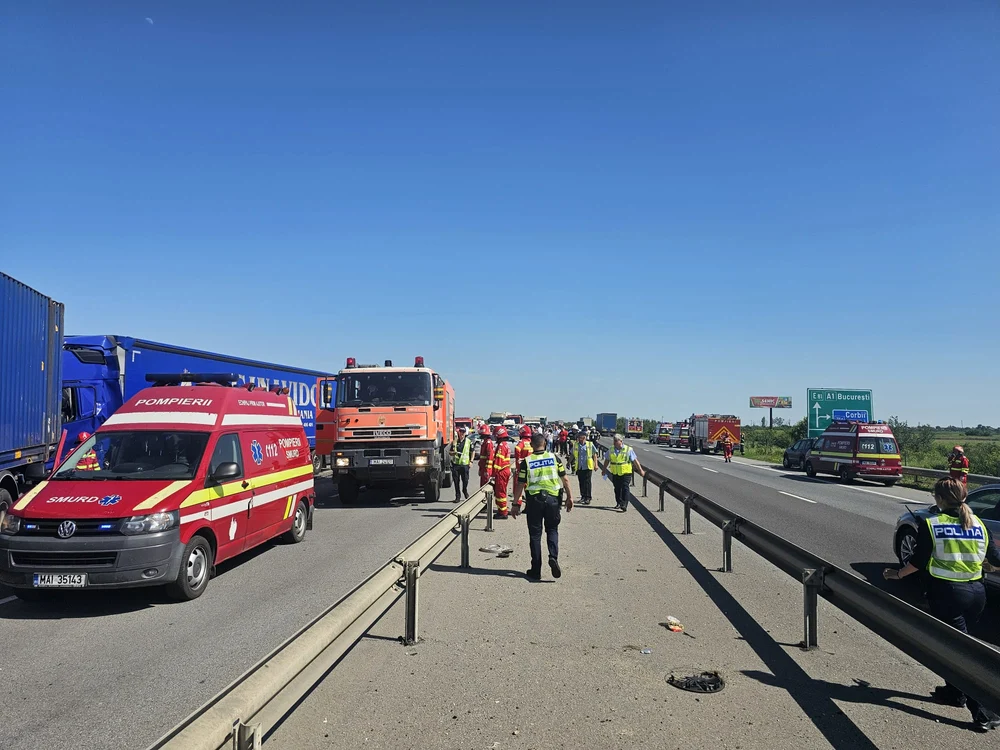Zece persoane au fost implicate în accidentul de pe A1 FOTO ISU Dâmbovița