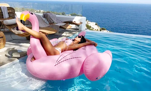 Daniela Crudu s a relaxat la piscină jpeg