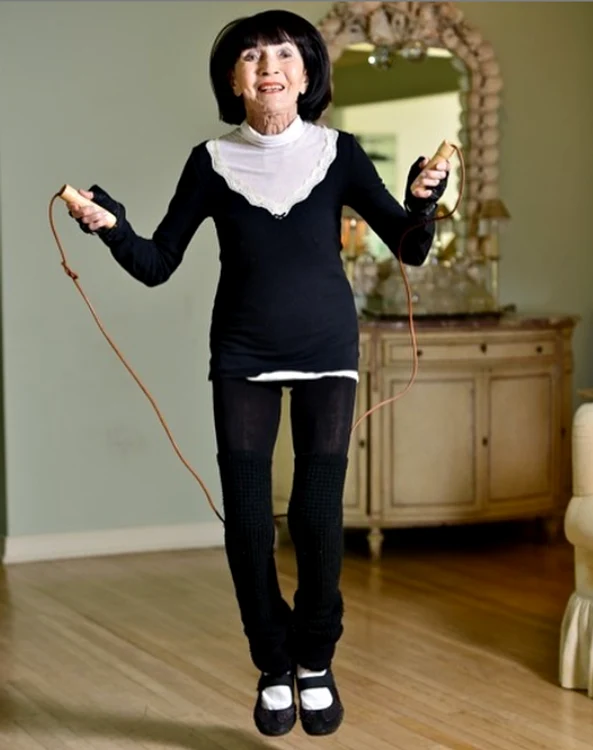 Phyllis Sues sare coarda și practică yoga de mai bine de 20 de ani 