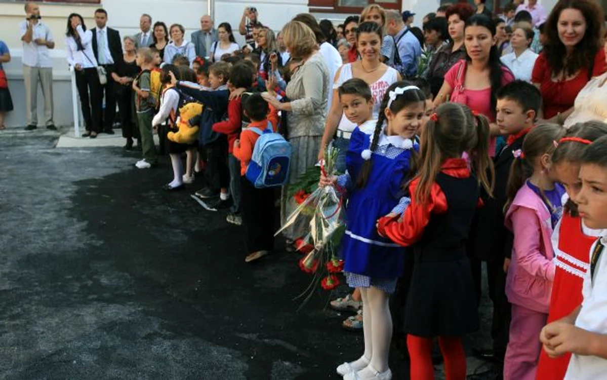 
    Uniforma școlară va fi stabilită de fiecare unitate de învățământ  