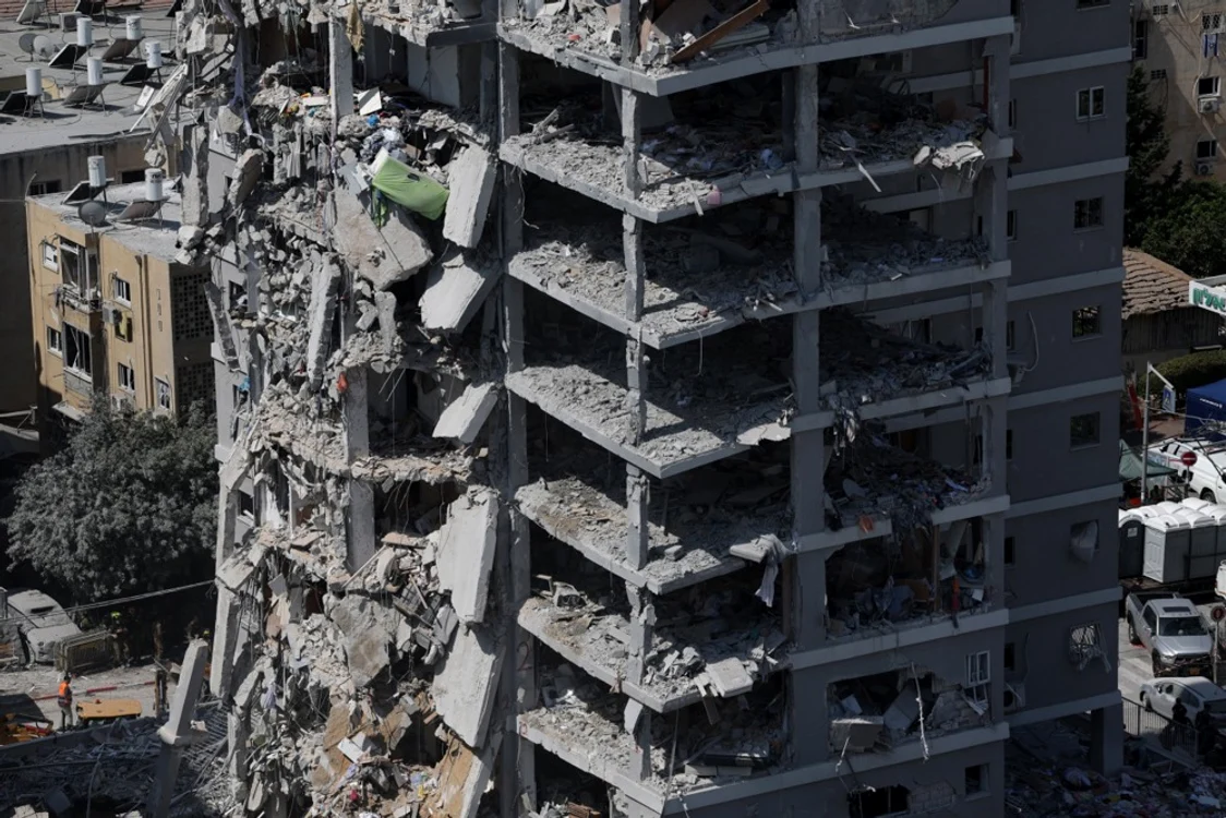 Clădire rezidențială lovită de rachete în centrul Israelului FOTO EPA-EFE