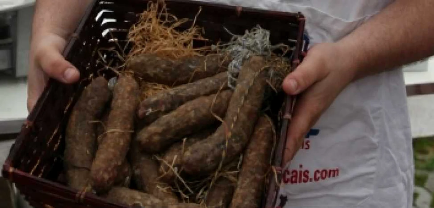 Braşov: Cârnaţii la topor de Bucovina, vedetele târgului „Roadele pământului“