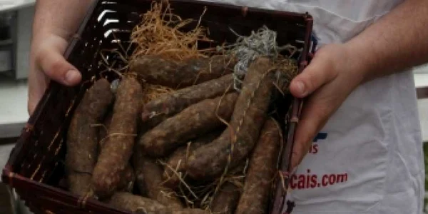 Braşov: Cârnaţii la topor de Bucovina, vedetele târgului „Roadele pământului“