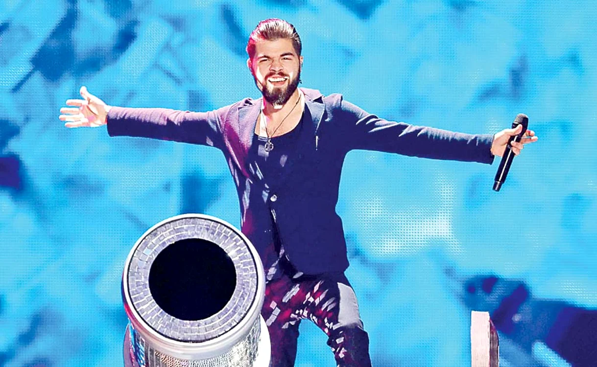 
    În show-ul de la  Kiev, Alex Florea  trebuie să urce pe  tunul din recuzită  