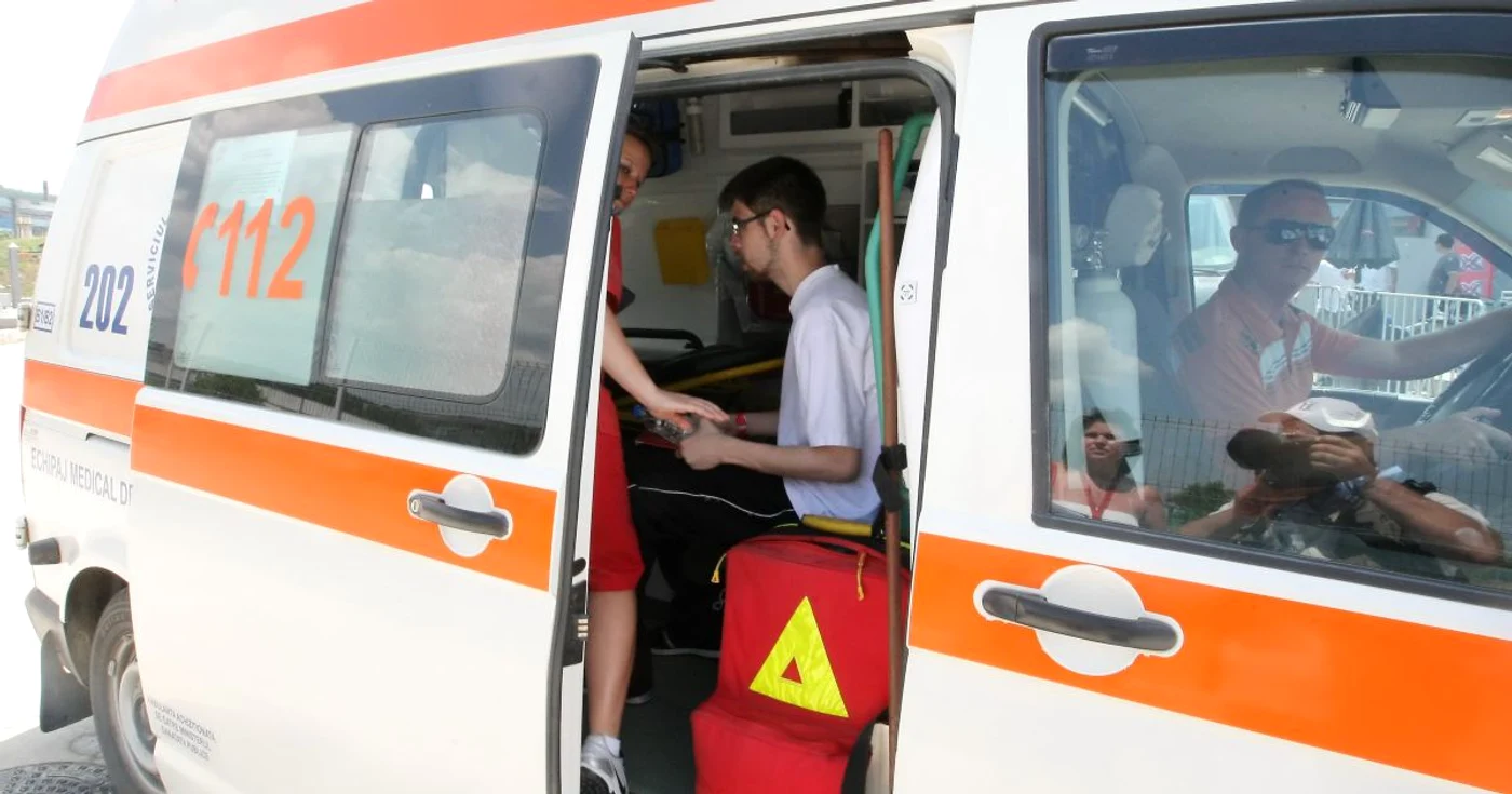 Tânărul a primit îngrijiri medicale în ambulanţă